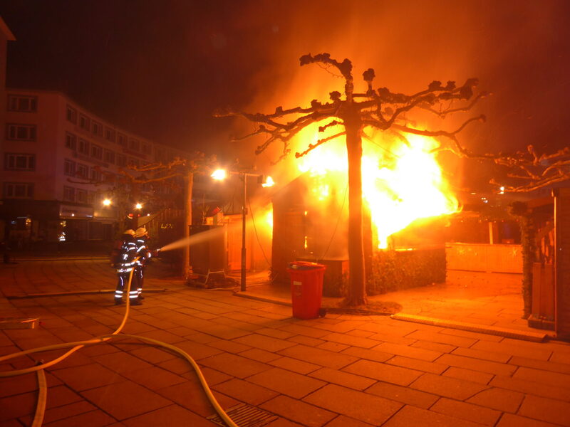 Brand einer Imbissbude auf dem Weihnachtsmarkt in Kassel