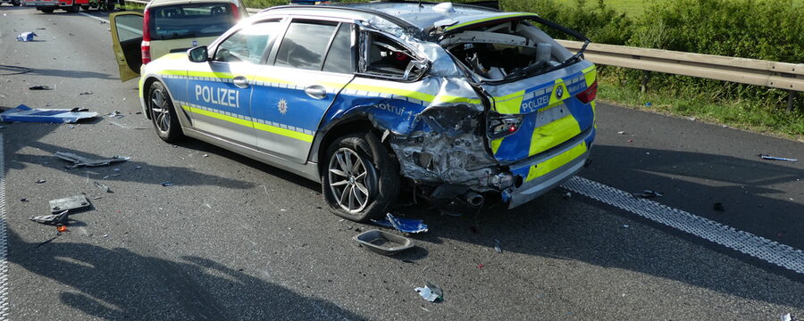 Beschädigtes Polizeifahrzeug nach Unfall