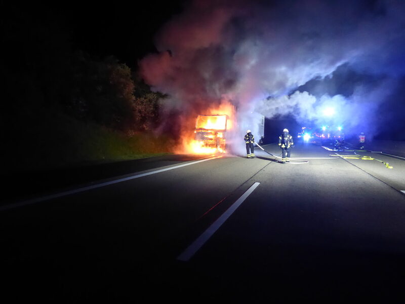 Feuerwehr löscht bei Nacht einen LKW-Brand