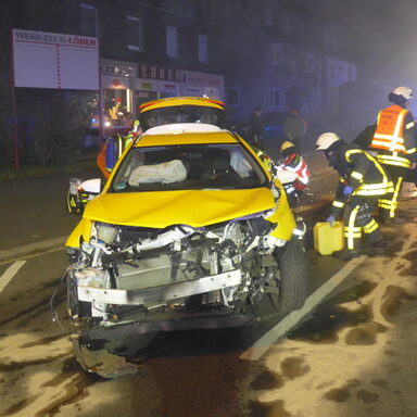 Rettungsarbeiten bei Verkehrsunfall
