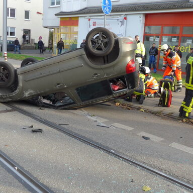 Rettungsarbeiten bei Verkehrsunfall