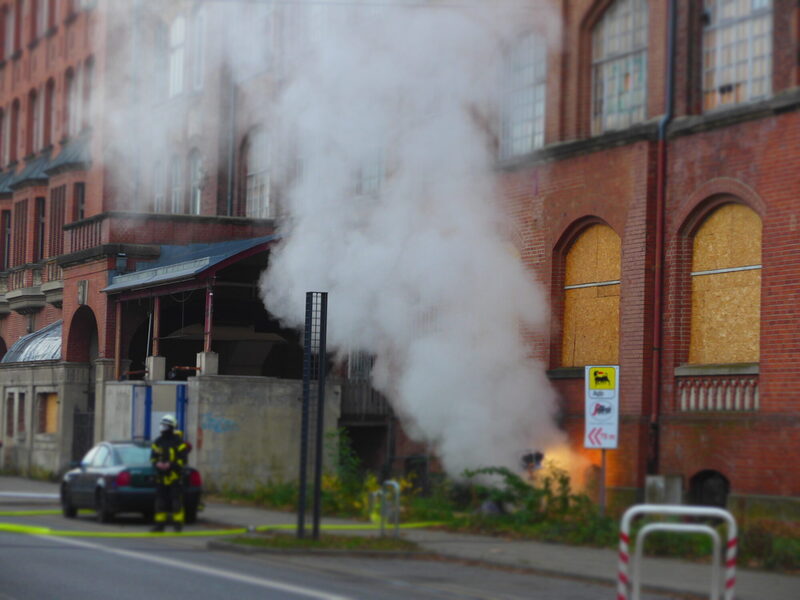 Rauchwolke steigt aus Gebäude