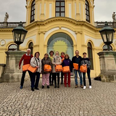 Das Team der Kassel Greeter vor der Orangerie