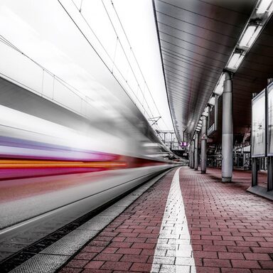 Zug fährt ein im Bahnhof Wilhelmshöhe in Kassel