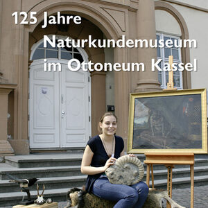 Plakat zur Sonderausstellung "125 Jahre Naturkundemuseum im Ottoneum Kassel" mit Frau vorm Ottoneum, die diverses Sammlungsgut hält.