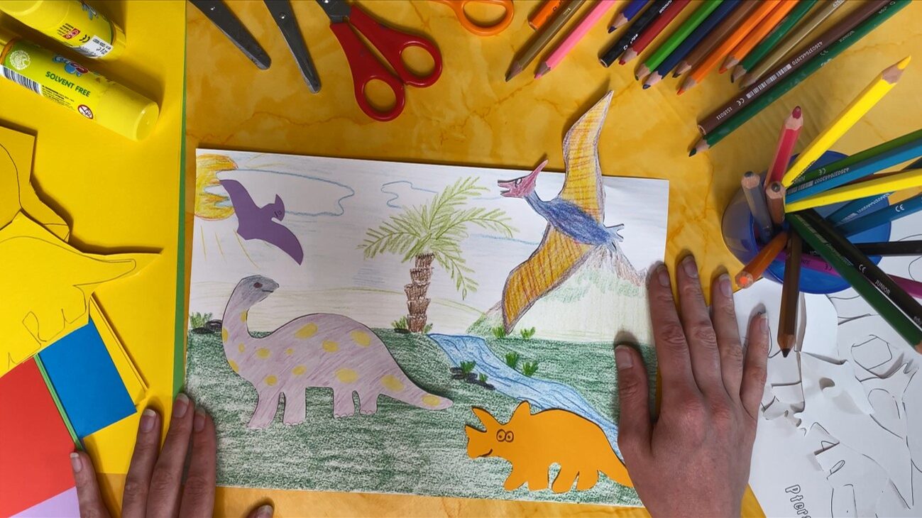 Mit Buntstiften und Papier-Vorlagen lässt sich eine Dinosaurier-Landschaft basteln