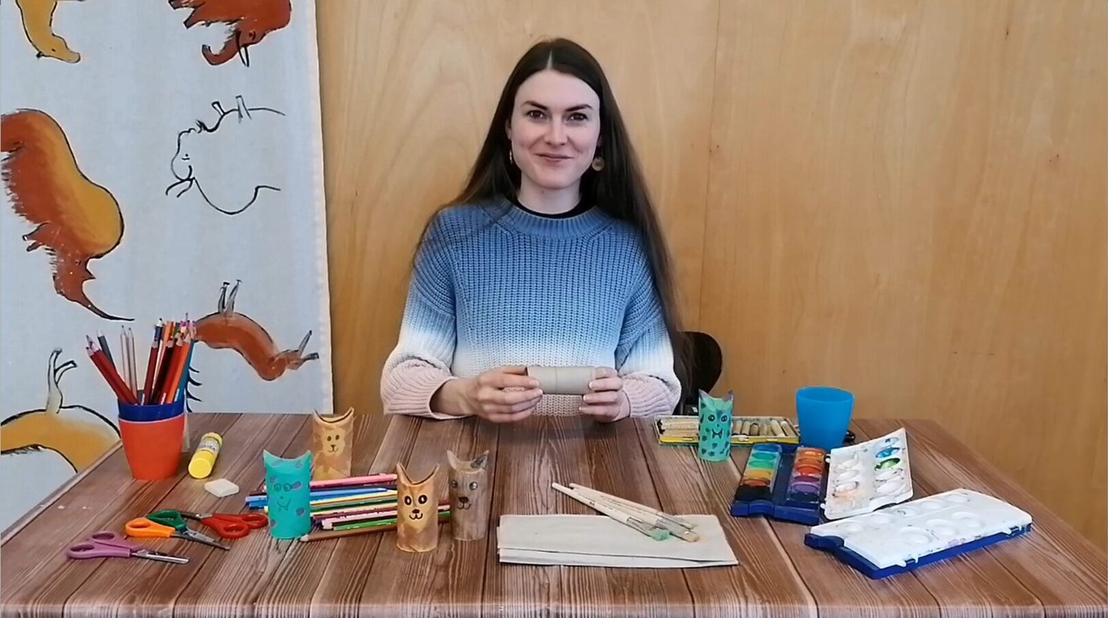 Eine Frau zeigt in dem Video, wie man Tiere aus Papprollen bastelt