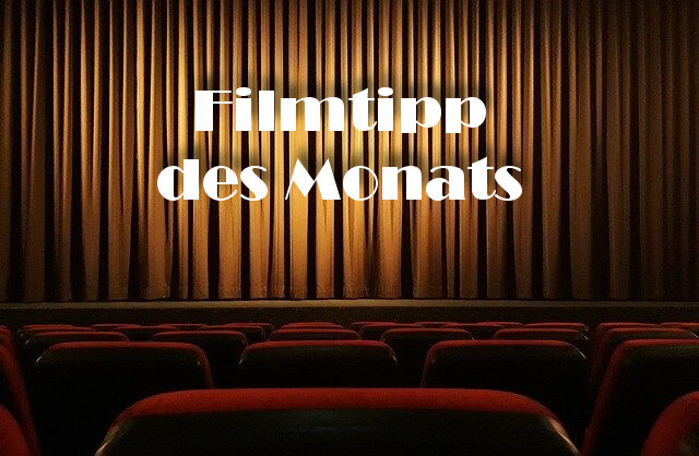Dunkler Kinosaal mit Text Filmtipp des Monats