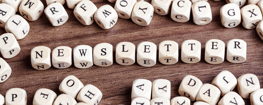 Buchstabenwürfel formen das Wort Newsletter