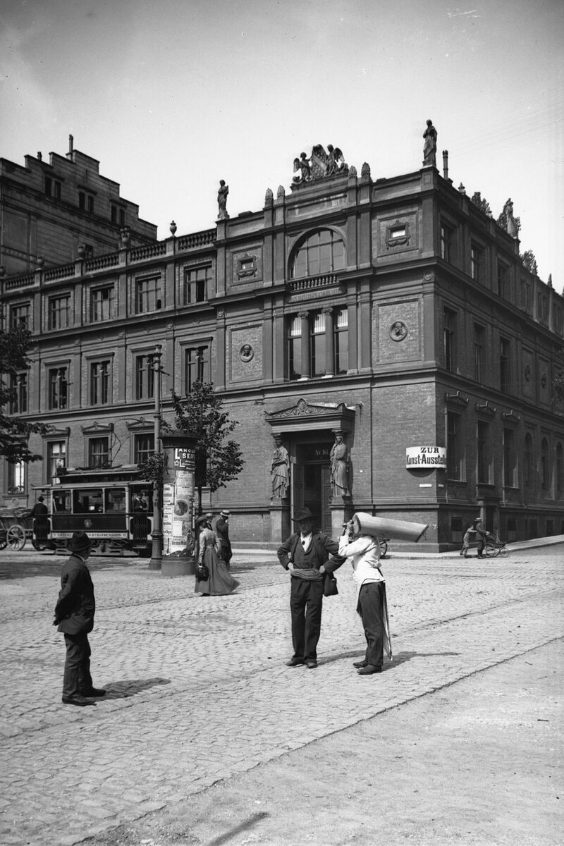 Das Kulturhaus am Ständeplatz, heute Sitz des Stadtmuseum Kassel, in einer Aufnahme aus den 1920er Jahren