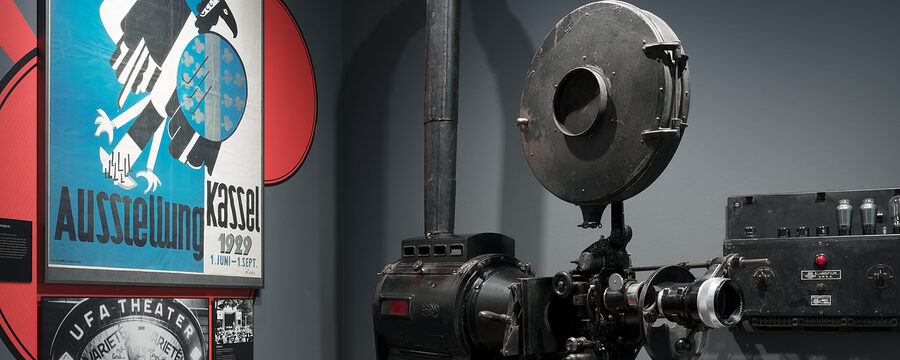 Historisches Filmgerät steht in einer Ecke der Dauerausstellung