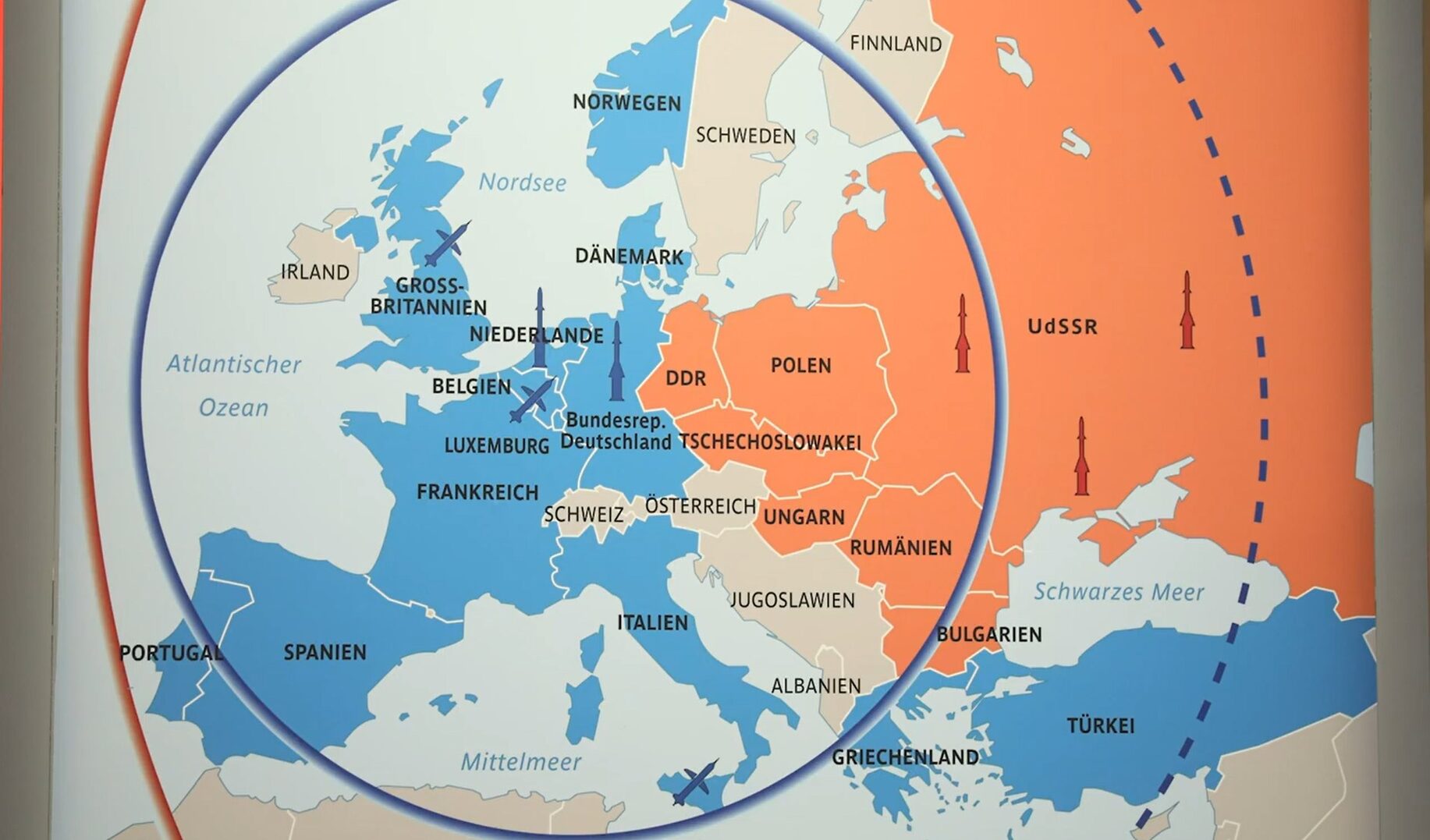 Eine Karte, auf der die Aufrüstung in Europa zur Zeit des Kalten Kriegs zu sehen ist