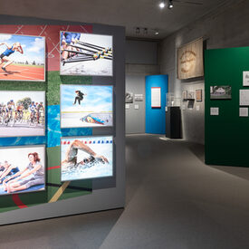 Blick in die Ausstellung mit Fotografien von verschiedenen Sportarten