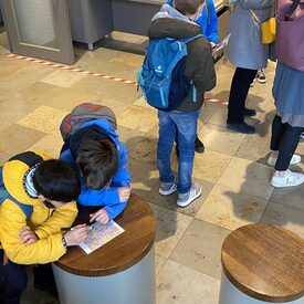 Zwei Kinder schauen sich einen Stadtplan von Kassel an