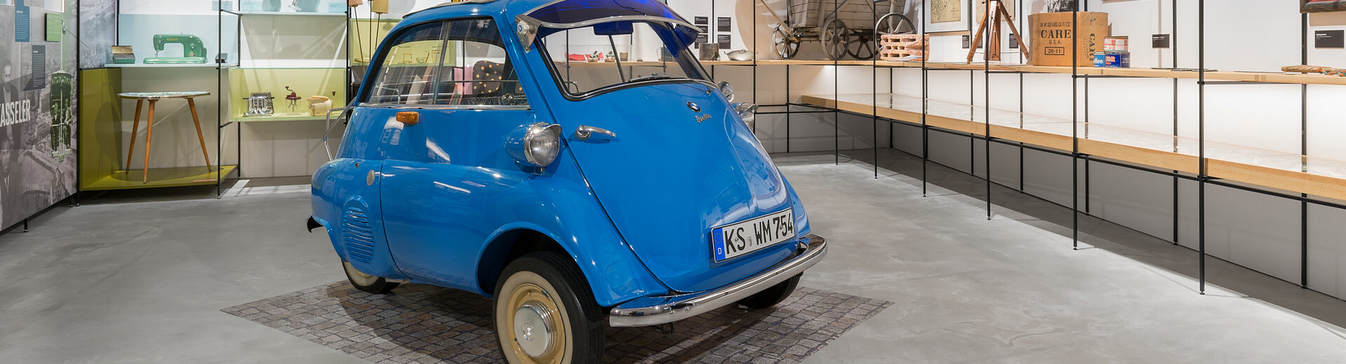 Das kleine blaue Auto Isetta in den Ausstellungsräumen