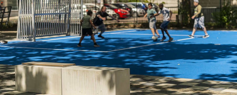 Kinder spielen auf einem blauen Platz