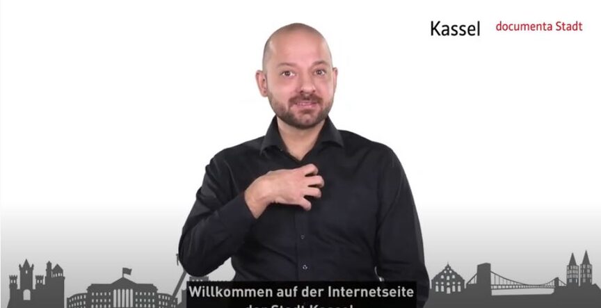 Dolmetscher für Gebärdensprache erklärt die Inhalte von Kassel.de