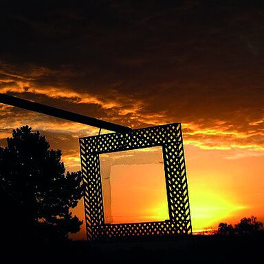 Sonnenuntergang hinter documenta Kunstwerk Rahmenbau