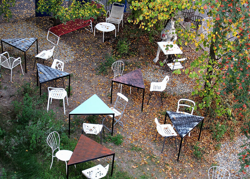 Tische und Stühle im Foto-Motel