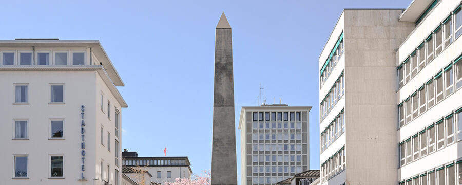 documenta Kunstwerk: Das Fremdlinge und Flüchtlinge Monument, Obelisk