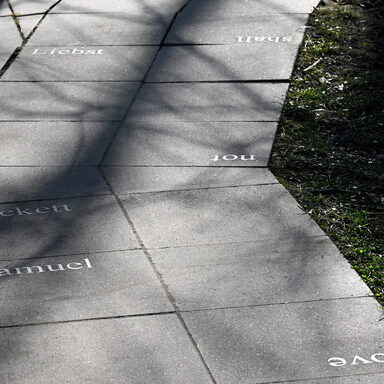 documenta-Kunstwerk Desire Lines - Steinplatten mit Zitat von Samuel Beckett