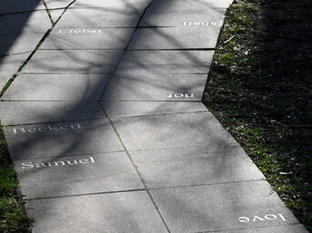 documenta-Kunstwerk Desire Lines - Steinplatten mit Zitat von Samuel Beckett
