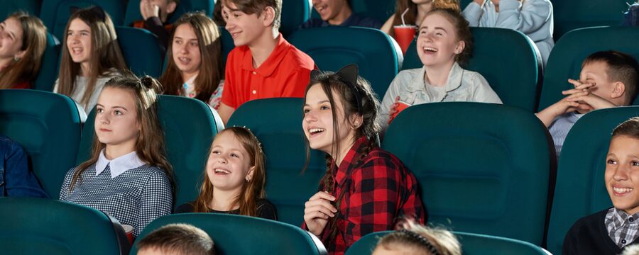 Lachende Kinder im Kino