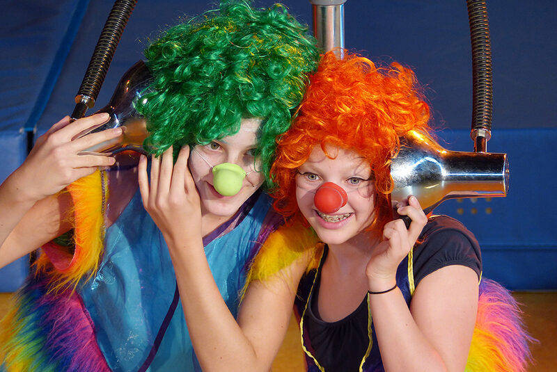 2 Kinder als Clown verkleidet