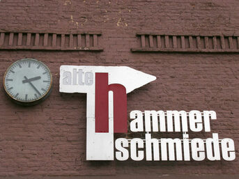 Schriftzug Alte Hammerschmiede auf einer Hauswand