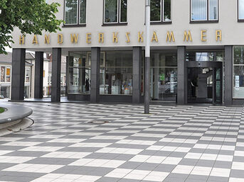 Blick vom Scheidemannplatz auf das Gebäude der Handwerkskammer Kassel mit dem Ausstellungraum HANDWERKSFORM im Erdgeschoss