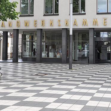 Blick vom Scheidemannplatz auf das Gebäude der Handwerkskammer Kassel mit dem Ausstellungraum HANDWERKSFORM im Erdgeschoss