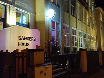 Sandershaus bei Nacht