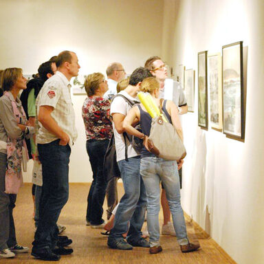 Besucherinnen und Besucher einer Ausstellung