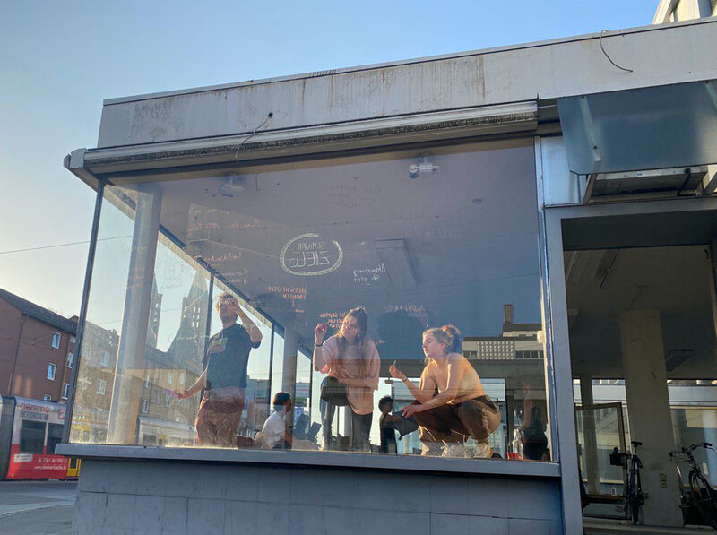 k.format präsentiert sich im Sommer 2022 in einem der Glaskästen in der Kurt-Schumacher-Straße