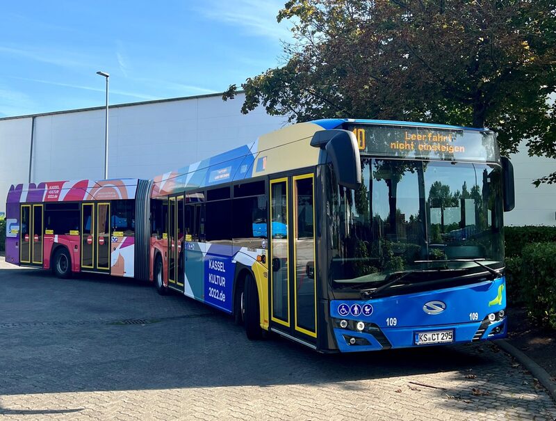 Der Bus mit dem Erscheinungsbild von Kasselkultur2022 bringt Vielfalt auf die Straße