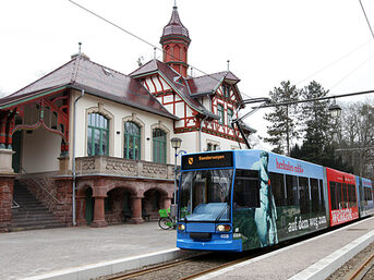 Straßenbahn an der Endhaltestelle der Linie 1 Wilhelmshöhe (Park)