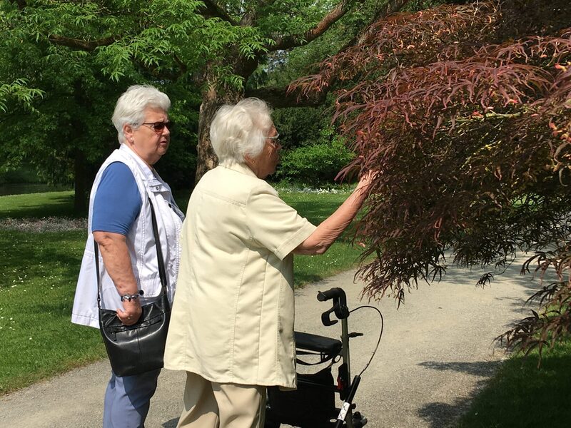 Zwei Senioren auf dem Gehweg der Blumeninsel