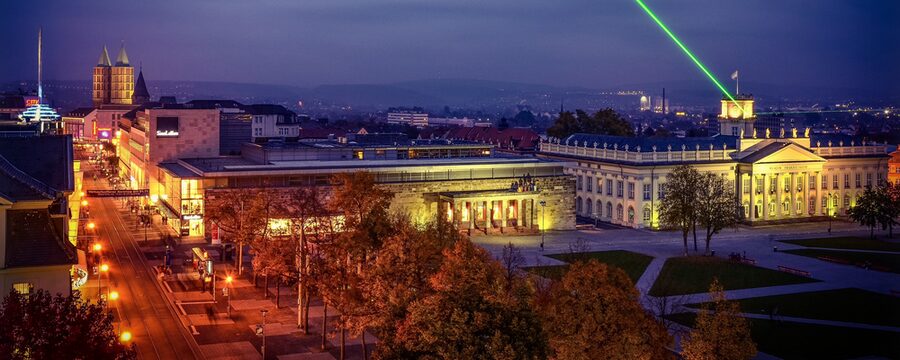 Friedrichsplatz mit Fridericianum und Laserstrahl bei Nacht