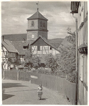 Thomas-Kirche im Ortskern von Oberzwehren um 1950