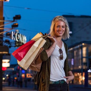 Frau mit Einkaufstaschen beim abendlichen Einkauf