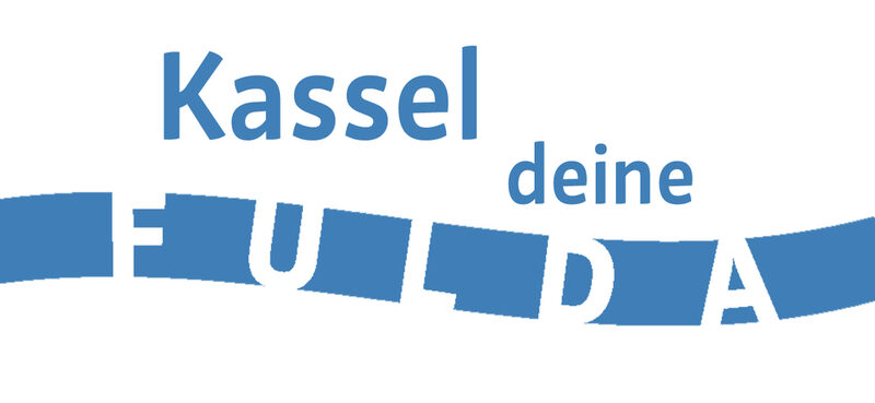 Weiß-blaues Logo Kassel deine Fulda mit einem stilisierten Flusslauf