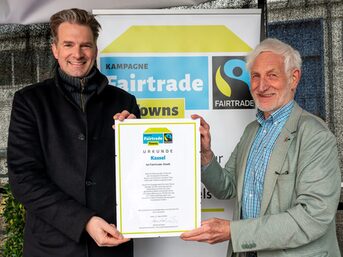 Die Stadt Kassel ist jetzt „Fairtrade‐Town“. Die Zertifizierung hat jetzt Manfred Holz als Ehrenbotschafter von Fairtrade Deutschland e.V. an Oberbürgermeister Sven Schoeller übergeben.