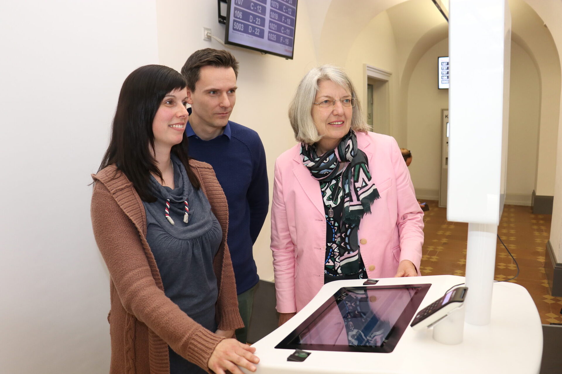 Bürgermeisterin Ilona Friedrich mit Nadine Glebe und Stefan Knabe am Selbstbedienungsterminal im Bürgerbüro
