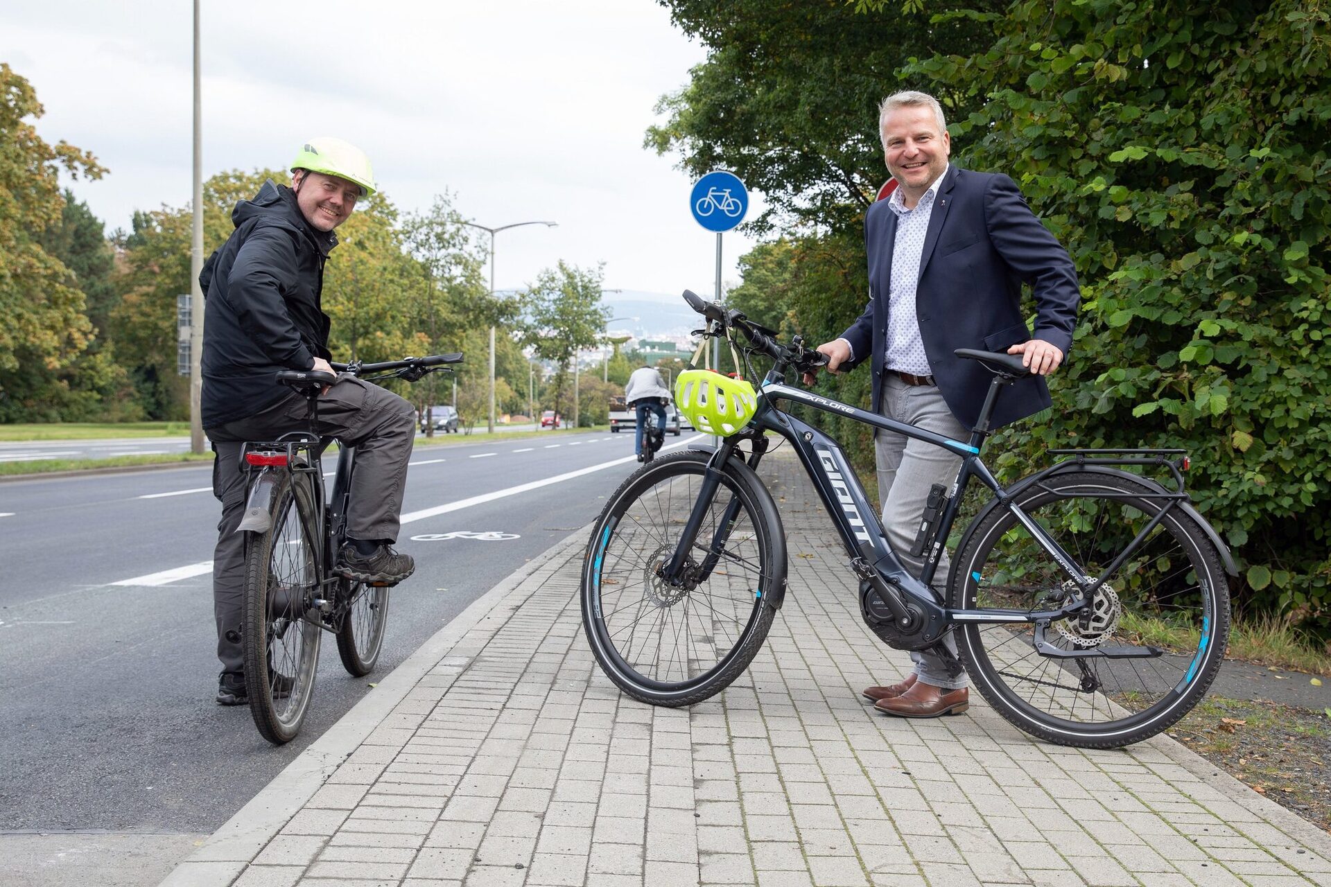 Dr. Georg Förster und Dirk Stochla mit Fahrrädern auf der Druseltalstraße in Kassel