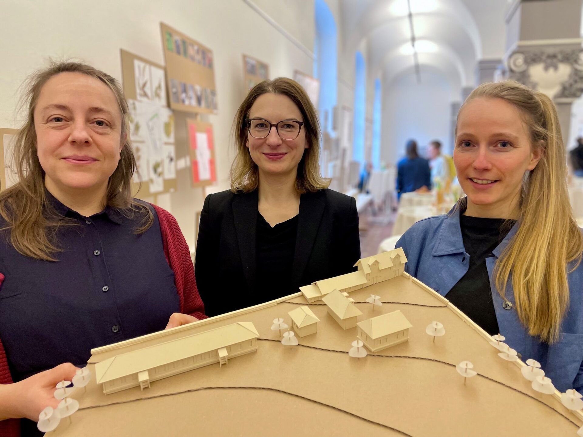 Bürgermeisterin Nicole Maisch (Mitte) eröffnet gemeinsam mit Margarete Arnold und Franziska Bernstein (Fachgebiet Freiraumplanung der Universität Kassel) die Ausstellung im Rathaus.