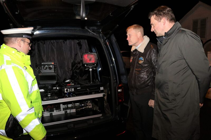 Oberbürgermeister Sven Schoeller und Ordnungsdezernent Heiko Lehmkuhl (v.re.) lassen sich von einem Mitarbeiter der Stadtpolizei die Messtechnik im Überwachungsfahrzeug erläutern.