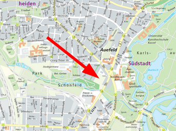 Pfeil zeigt auf den Standort westlich der Kreuzung Ludwig-Mond-/Frankfurter Straße zwischen Auestadion und Park Schönfeld