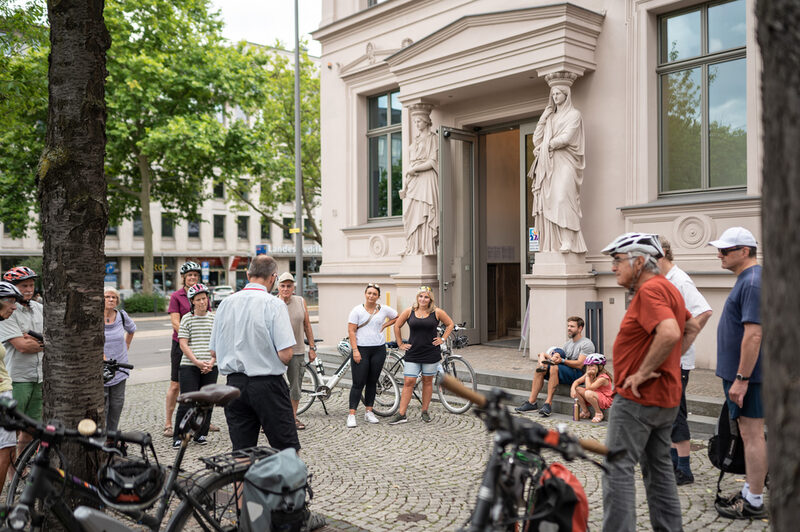 Fahrradfahrergruppe vorm Eingang des Stadtmuseums am Ständeplatz