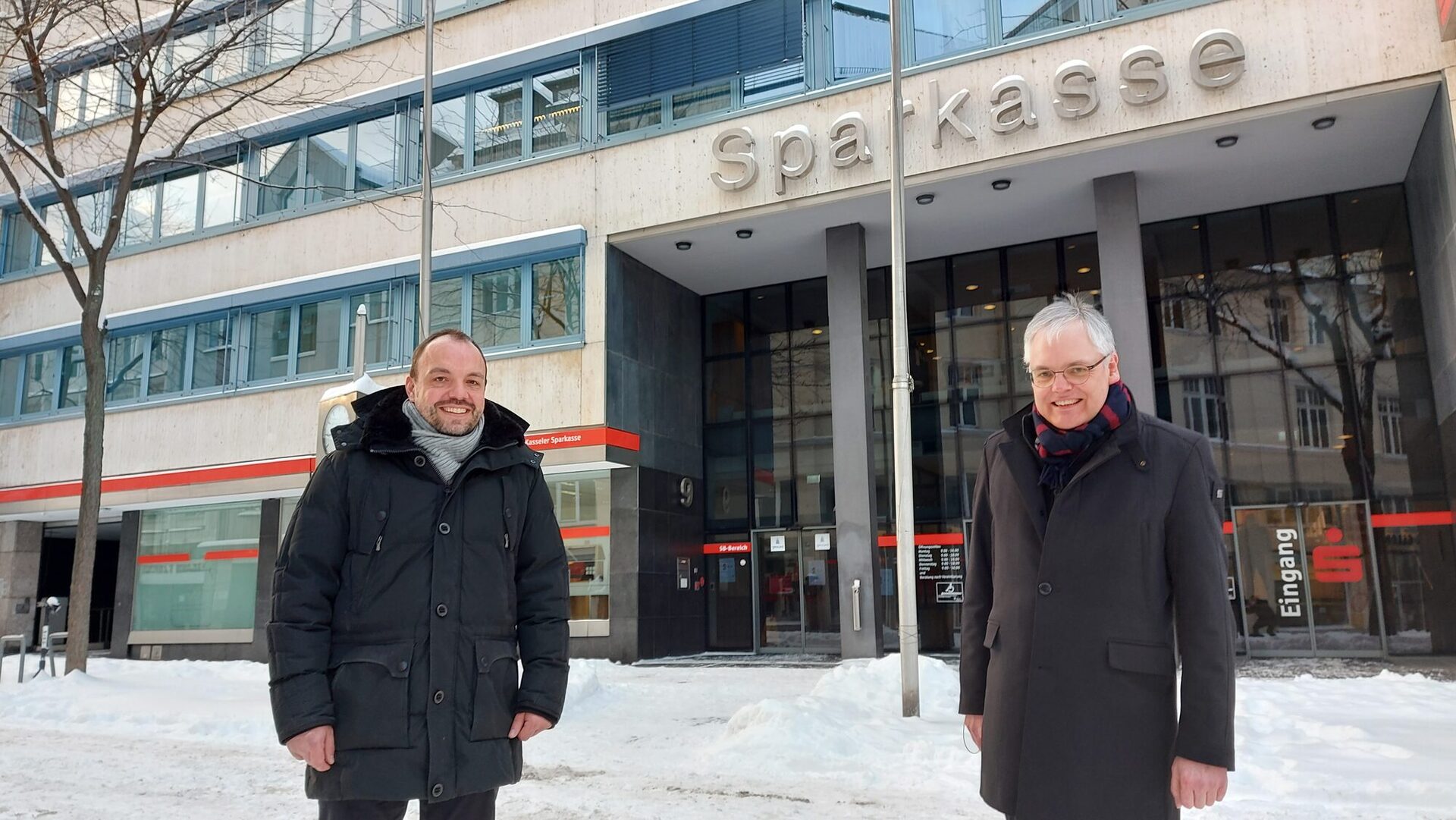 Oberbürgermeister Christian Geselle (links) und Ingo Buchholz, Vorstandsvorsitzender Kasseler Sparkasse, vor dem Gebäude an der Wolfsschlucht.