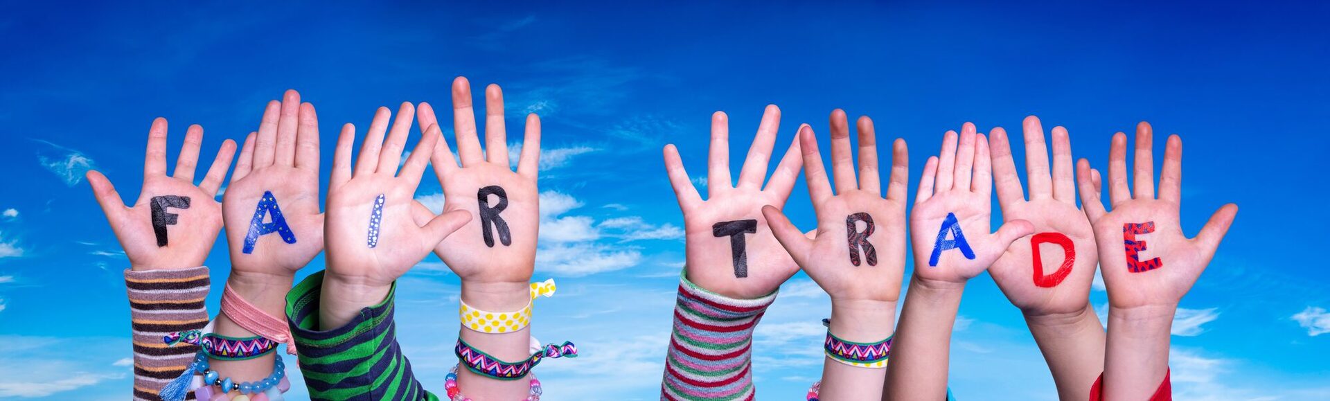 Fair Trade-Schriftzug auf Kinderhänden